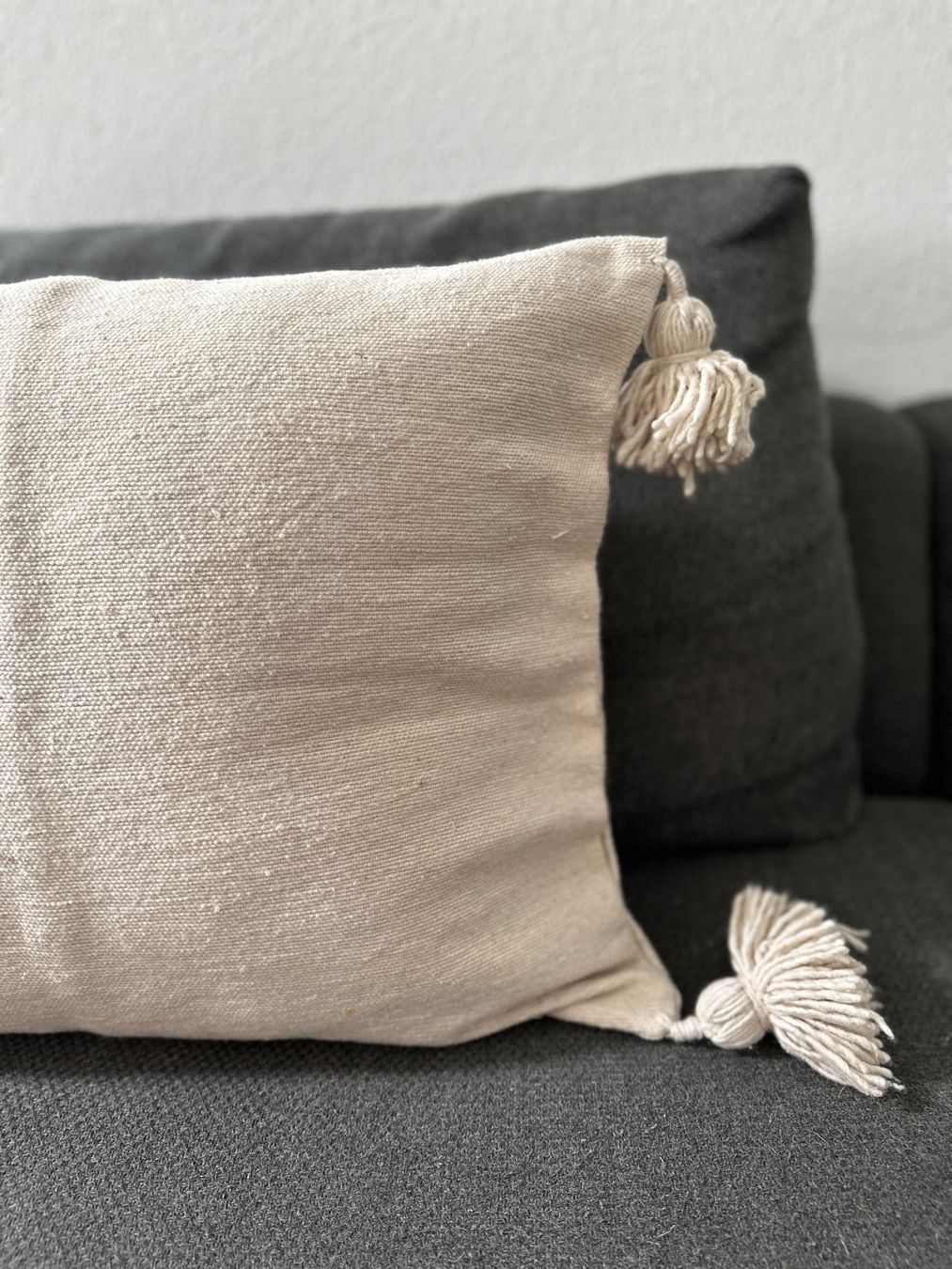 Cuscini: Kissenhülle mit Pompoms, handgefertigt – Nuovo e nell'imballaggio originale da Opfikon venduto da Zentou 4