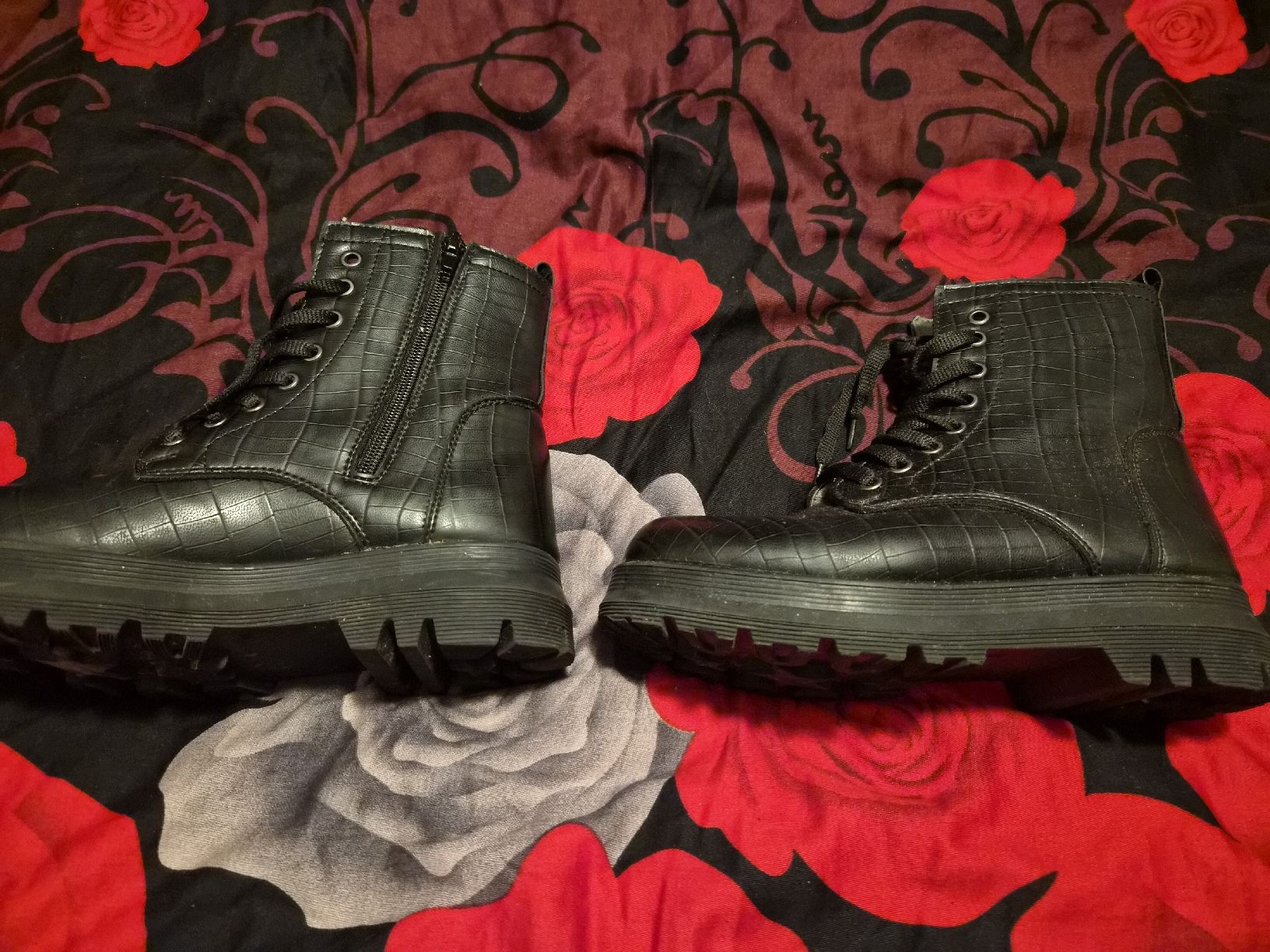 Scarpe da donna: Schwarze Winterboots im Kroko-Look, Grösse 36 – Usato da Dietikon venduto da Eleda