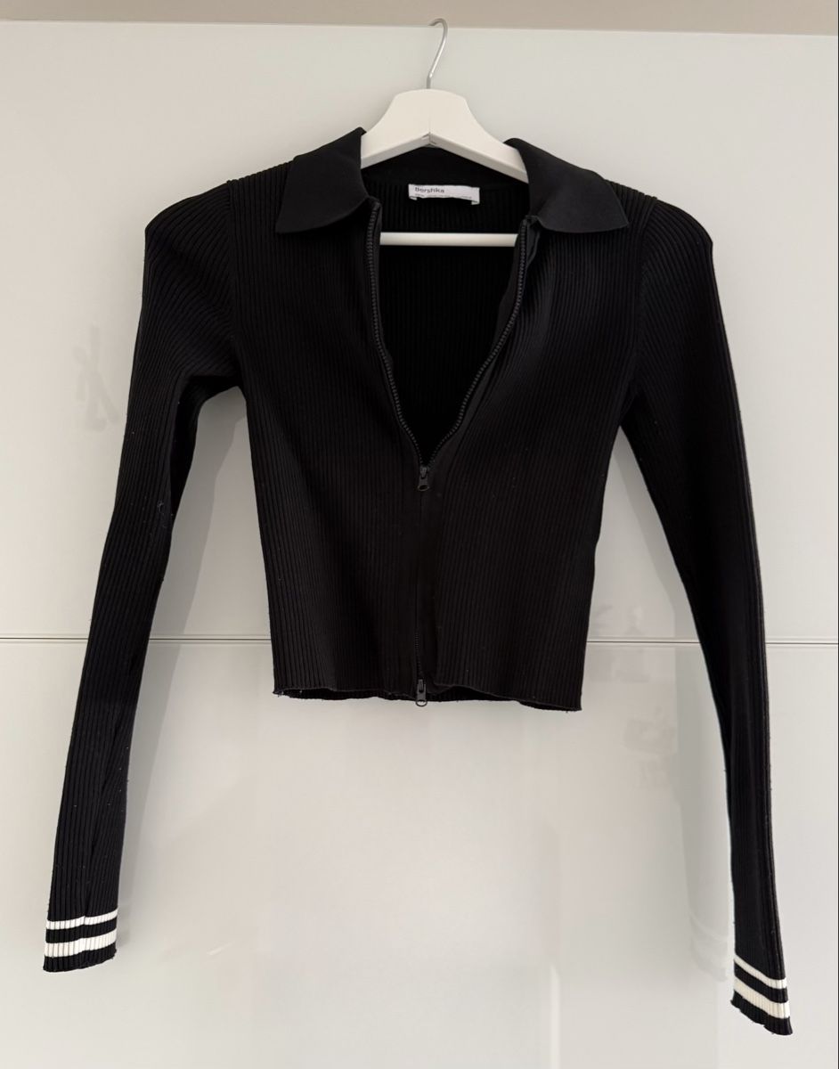 Bershka Top: Schwarzes Crop-Top – Usato da Birmenstorf AG venduto da las.e 1