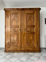 Antiker Holzschrank im Biedermeier Stil von 1826