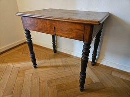 Kleiner antiker Holztisch mit Schublade, schöne Patina