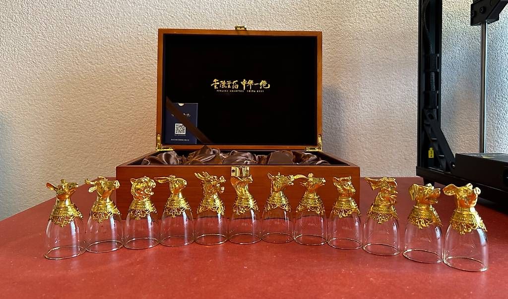 Figuren: Vergoldetes Schnapsglasset mit chinesischem Sternzeichen – Gebraucht aus Winterthur von ens_n2vr 2