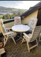 Tisch und 4 Stühle