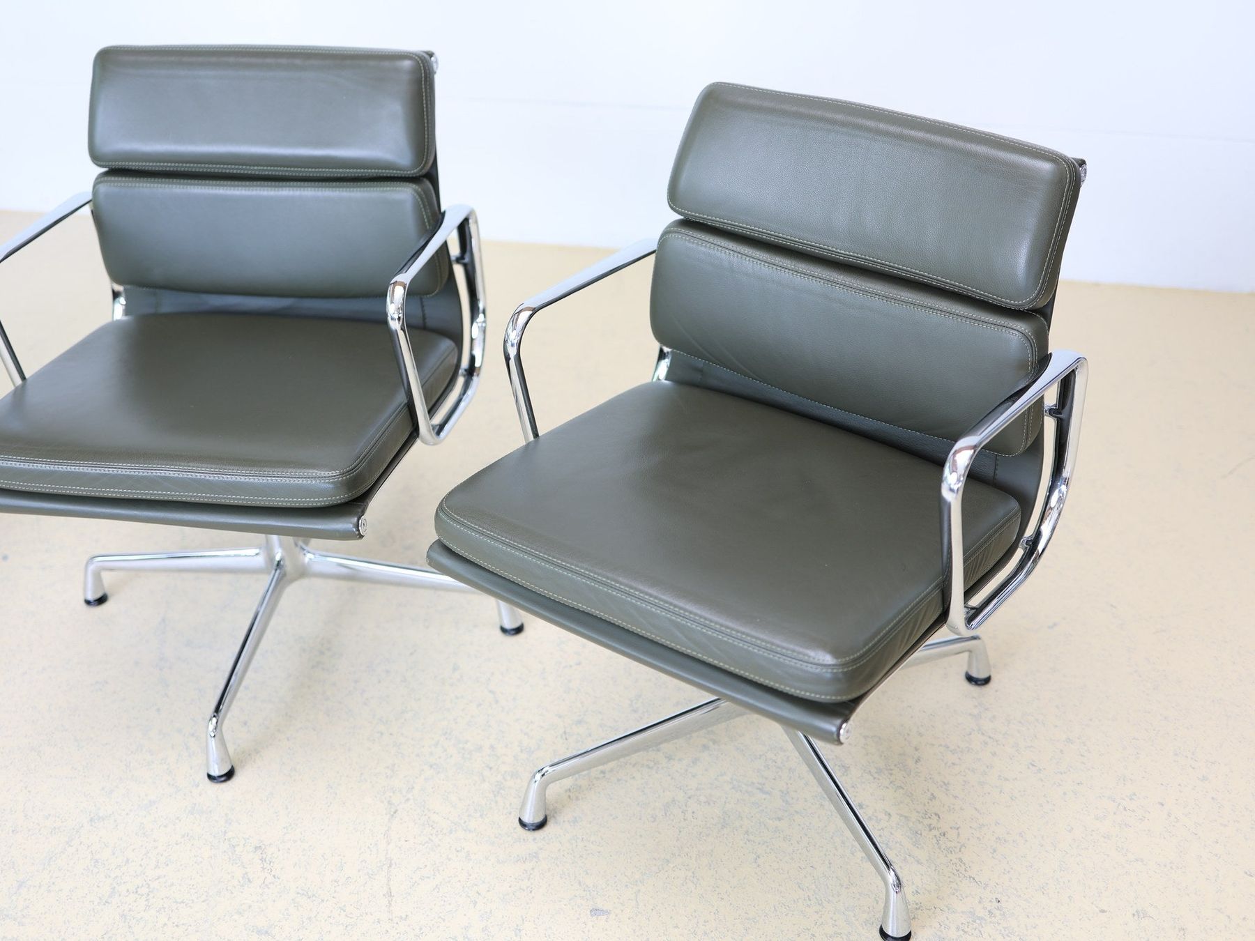 Vitra Stühle: Vitra Eames EA 208 Softpad Bürostühle | Olive Leder – Gebraucht aus Meinisberg von atelier_TILIJA 6