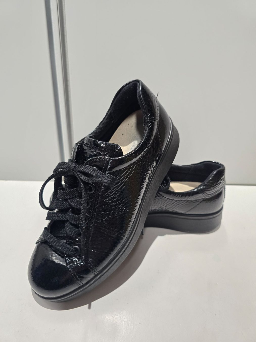 Gabor Scarpe da donna: Gabor Damen Sneaker Schwarz Knautschlack Gr. 35 – Usato da Zofingen venduto da Loop_ReSale