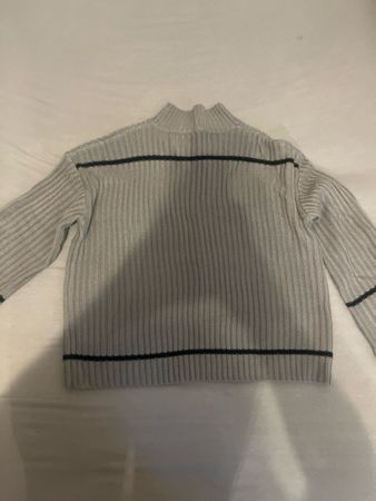 Fein gestrickter Pullover in Grau mit Streifen, Grösse M
