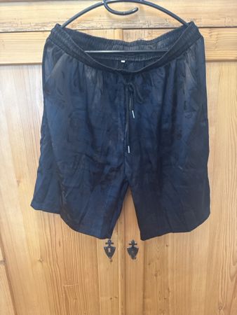 Schicke Sommer Shorts, Grösse L, Schwarz mit Blumenmuster