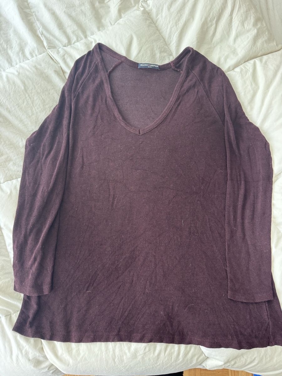 Brandy Melville Pulls & Sweat-shirts: Pull Brandy Melville bordeaux col V taille unique – D'occasion à Genève par lejardindesvetements
