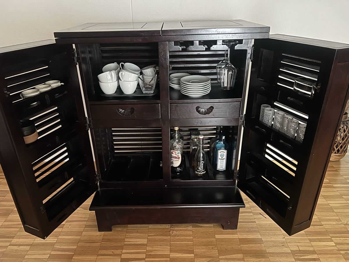 Maisons du monde Allestimento di negozi e stand fieristici: Barmöbel / Barschrank Massivholz – Usato da Unterengstringen venduto da cck_ 2