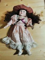 Puppe mit rosa Kleid, schwarze Haare, Hut antik