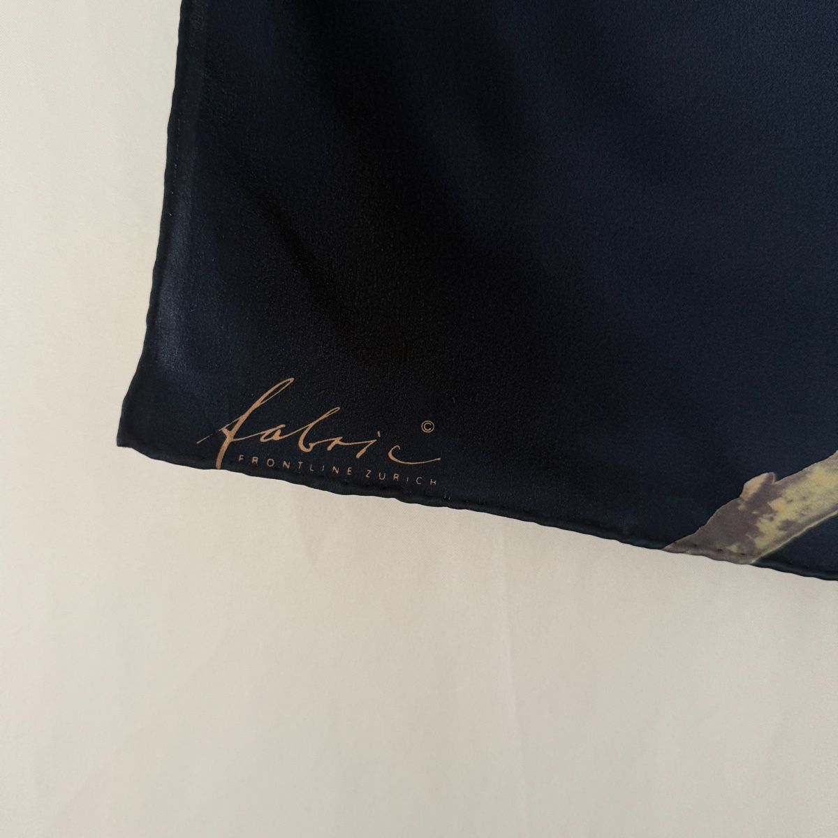 Fabric Frontline Foulard & Sciarpe: FABRIC FRONTLINE Silk Scarf – Nuovo (secondo la descrizione) da Emmen venduto da Nightingale_2022 1