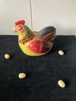 Blech-Huhn das laut gackert, herumfährt und 4 Eier legt