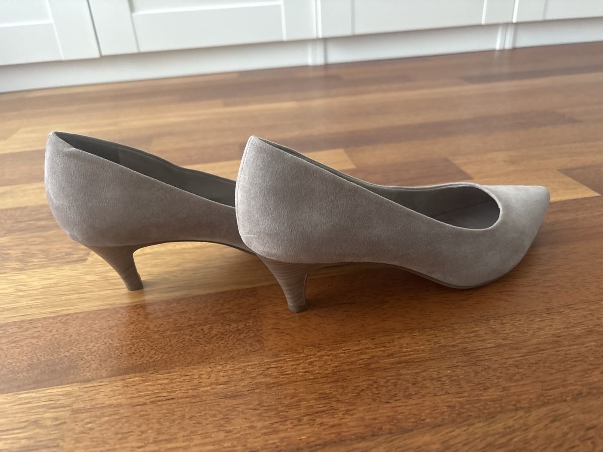 Tamaris Scarpe da donna: Damenschuhe Pumps grau Grösse 40 – Usato da Nänikon venduto da Caro8989 3