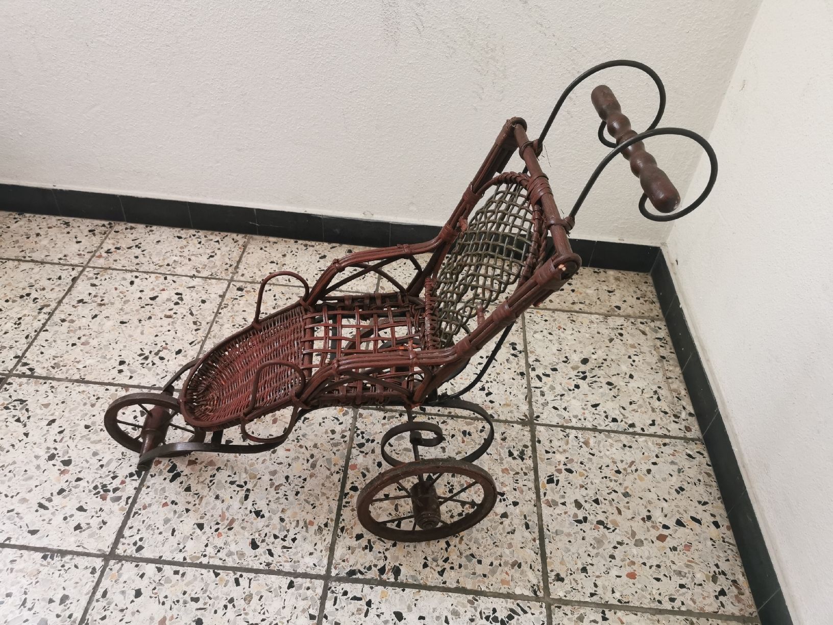 Puppenwagen: Antiken Korbpuppenwagen um1900 – Gebraucht aus Mellingen von fra_g7y8
