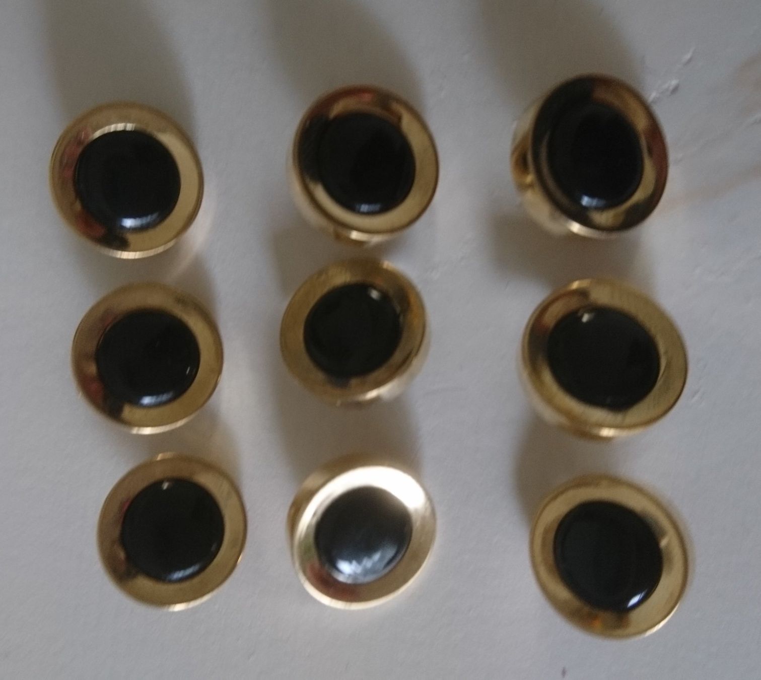 Bottoni: 9 Goldfarbene Knöpfe mit schwarzem Einsatz, Vintage – Nuovo (secondo la descrizione) da Schüpfen venduto da ardiphne