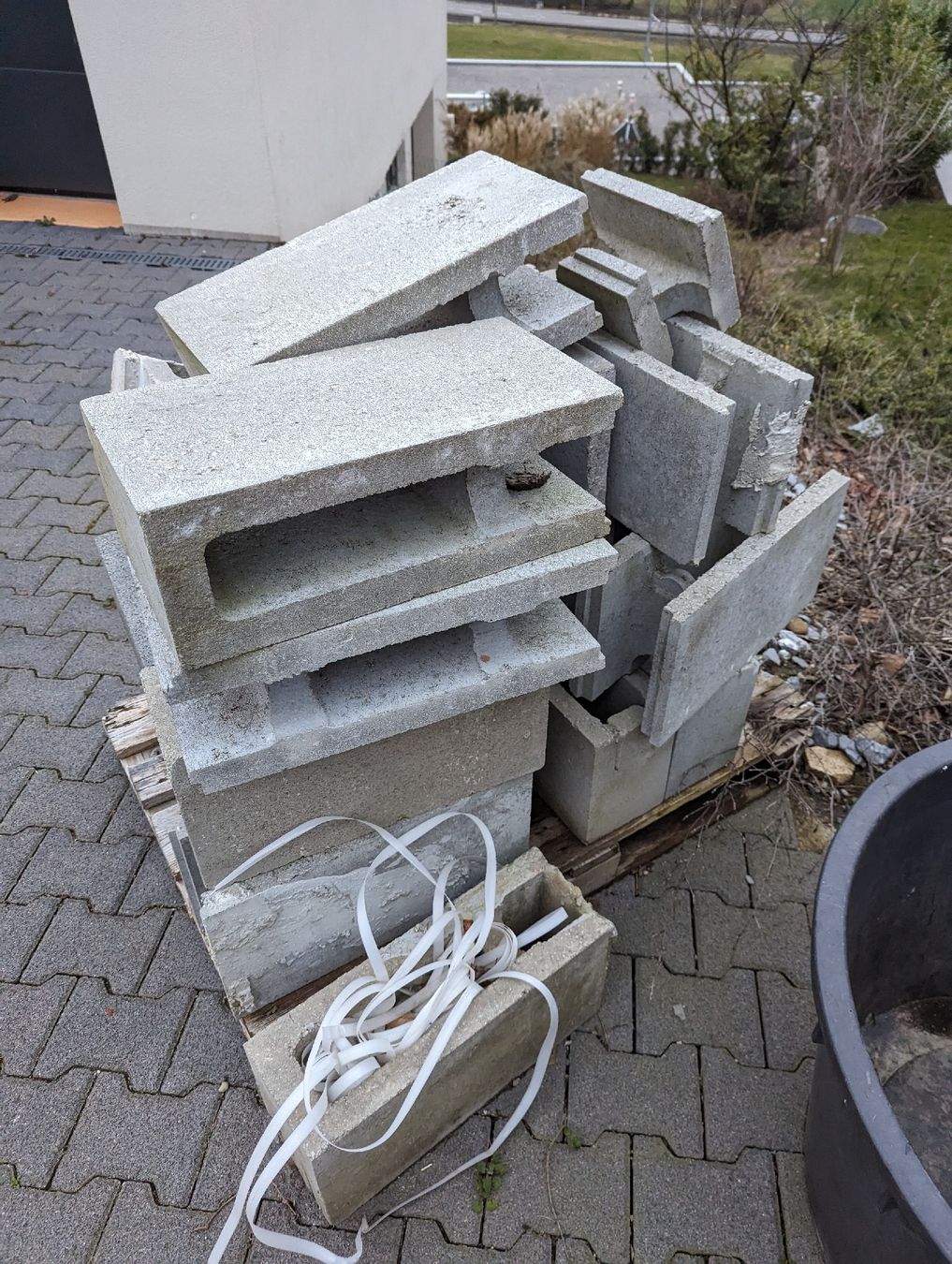 Baustoffe: Betonschallungssteine & Pflanzsteine – Gebraucht aus Baden von  1
