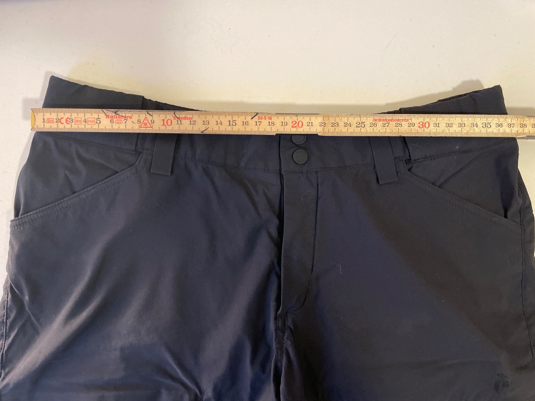 Peak Performance Hosen: Kurze schwarze Wanderhose von Peak Performance – Gebraucht aus Schmitten FR von Monei19 5