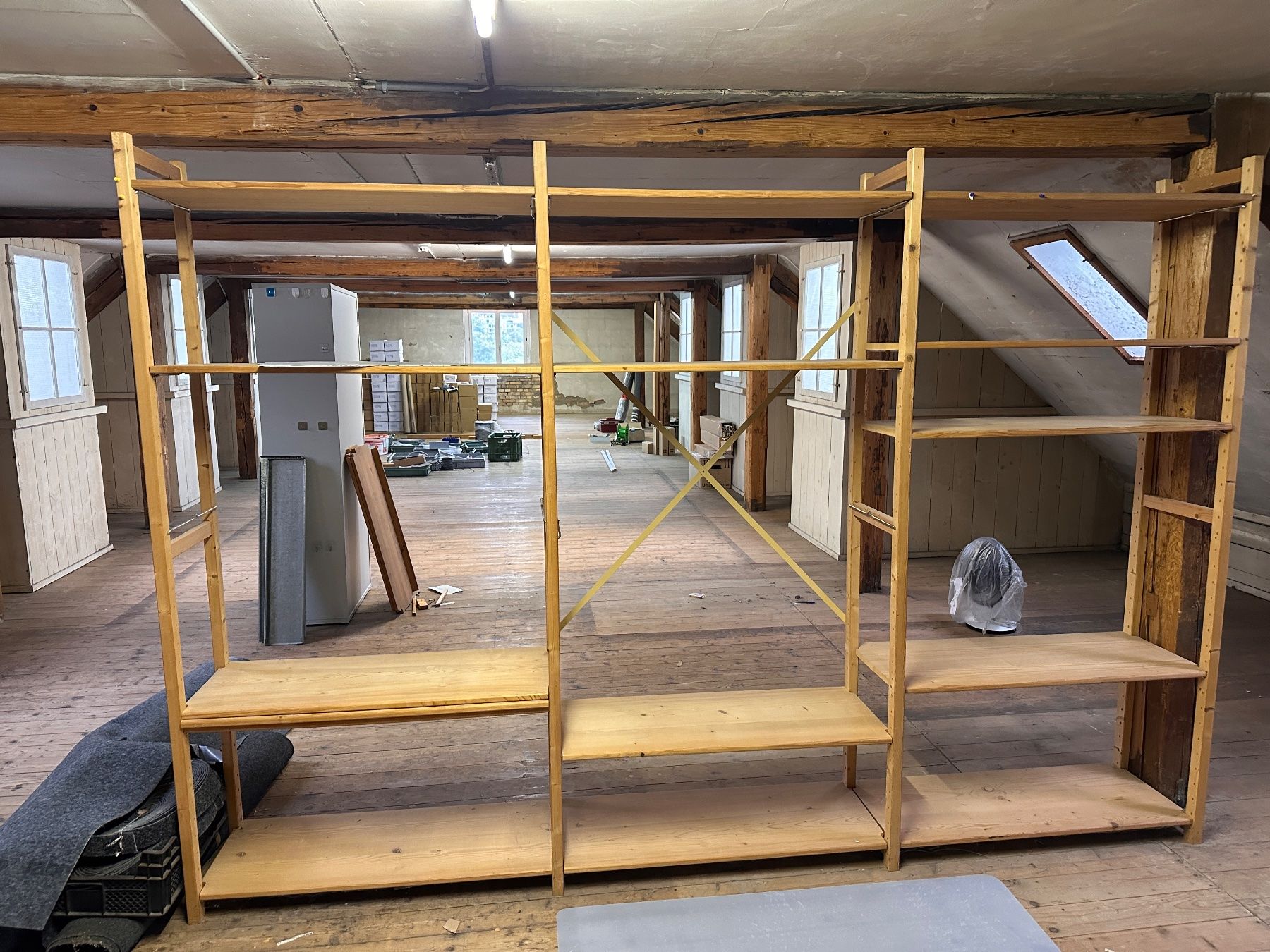 Articoli in legno: Holz Regal – Usato da Winterthur venduto da StiftungSchleife