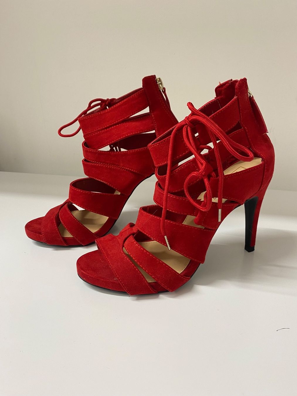 Bershka Damenschuhe: Bershka Pumps aus rotem Wildleder Größe 37 – Gebraucht aus Miécourt von Dinedine9494