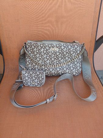 Umhängetasche DKNY mit Logo Muster und kleiner Tasche