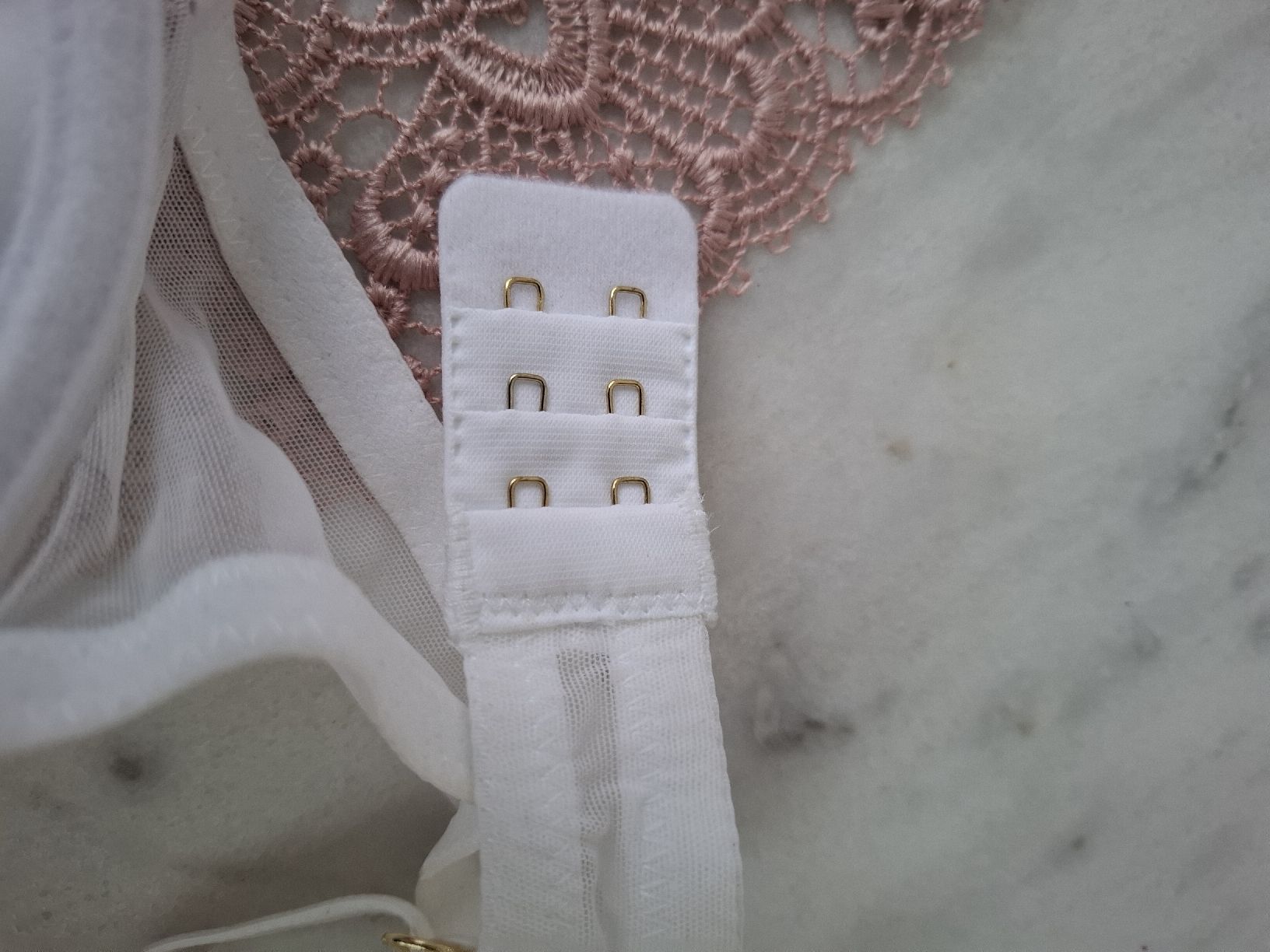 Altra biancheria intima: BH mit Goldkette, Grösse 70 B weiss – Nuovo (secondo la descrizione) da Zuchwil venduto da bvj_5t82 3