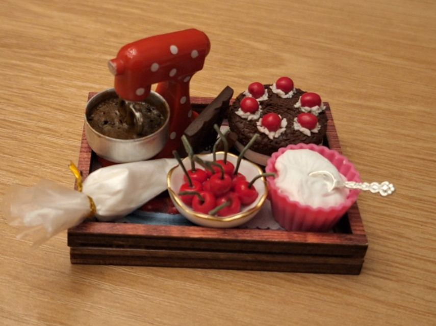 Case e mobili per bambole: Handmade Schwarzwälder Kirschtorte Back Set – Nuovo (secondo la descrizione) da Zürich venduto da HandmadeTinyFood 2