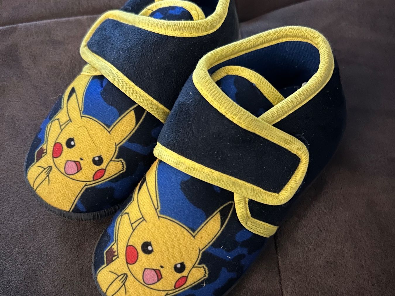 Chaussures garçon: Hausschuhe Kinder Grösse 26 Pikachu gebraucht – D'occasion à Zürich par Evo-9
