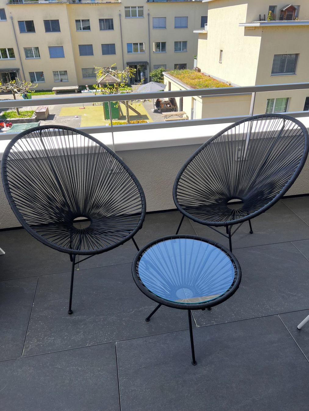 Poltrone: Balkon set: 2 Schwarz Acapulco-Stühle + passender Glastisch – Usato da Thalwil venduto da rfricker