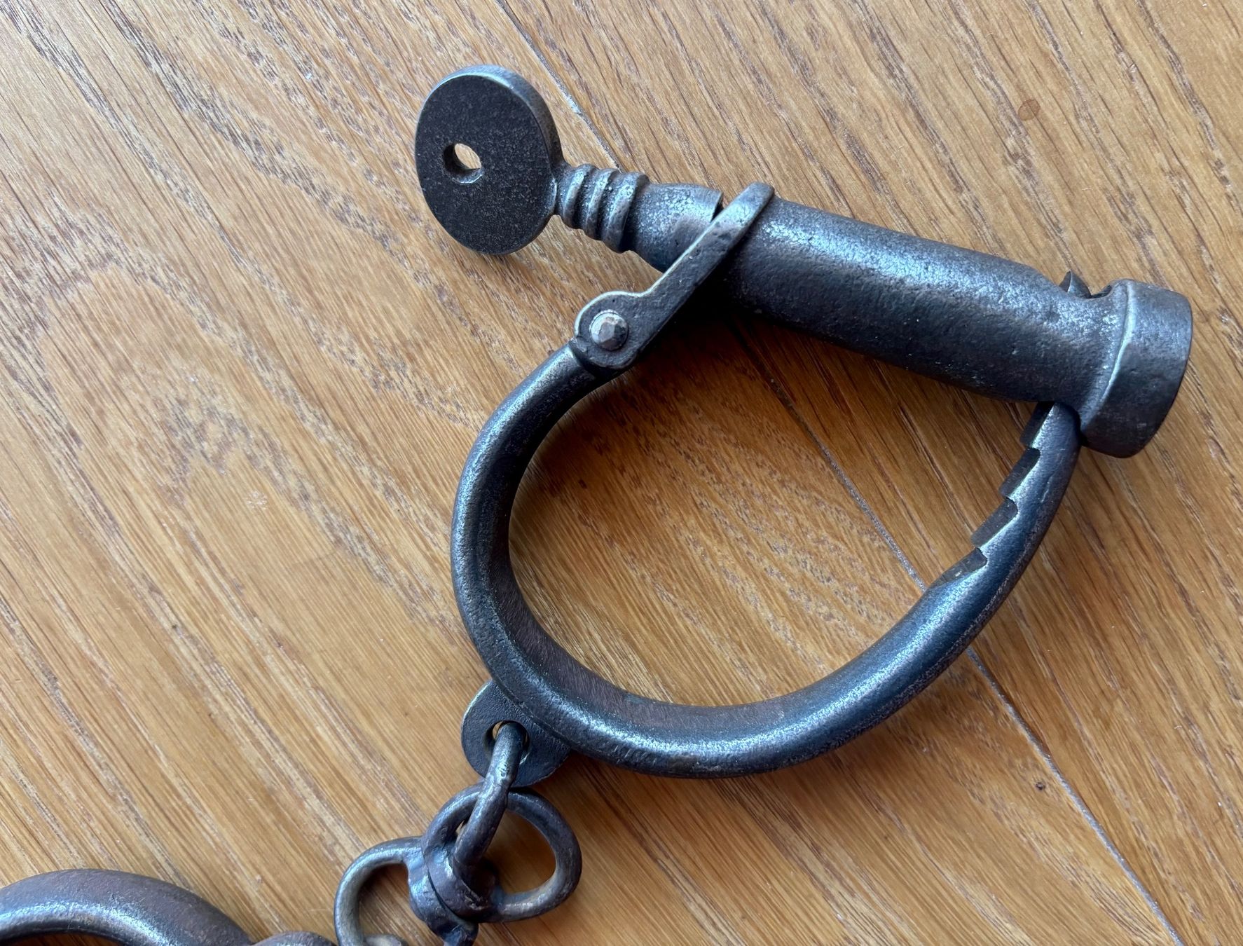 Sonstiges für Firmenanlässe & Parties: Originale antike geschmiedete Handschellen, Handfesseln – Gebraucht aus Lüchingen von Eeizo 1