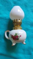 Lampada a petrolio miniatura in porcellana con vetro opalino
