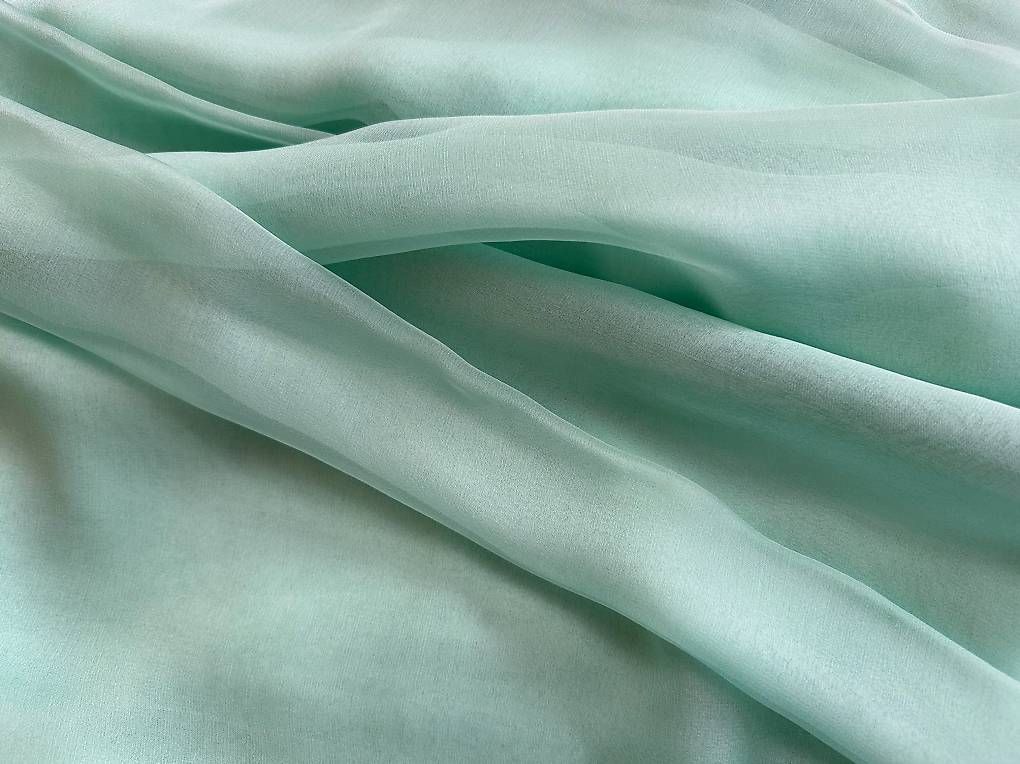 Tessuti: Edler Seidenchiffon hellgrün / 100% Seide / 6,5 m – Nuovo (secondo la descrizione) da Zumikon venduto da luthien1805