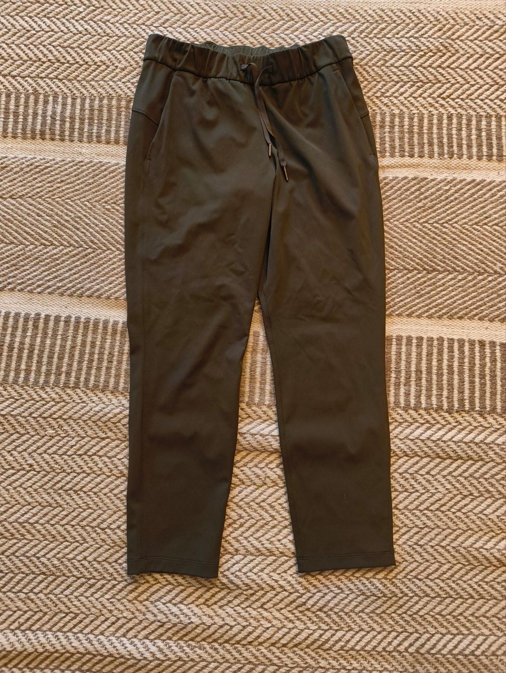 Lululemon Pantaloni: Lululemon On Thre Fly Pants Dark Olive Gr 6 – Usato da Stein am Rhein venduto da DaOhana 1
