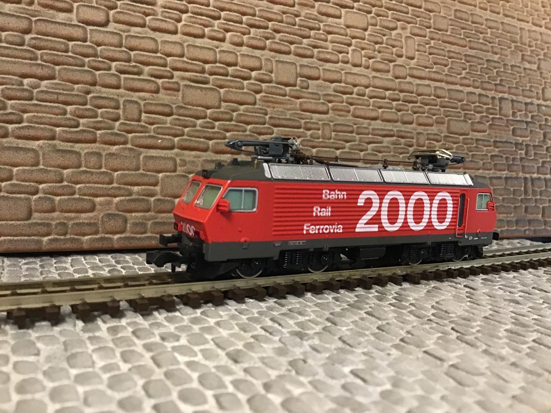 Roco Modellini di ferrovie: Lokomotive Re 4/4 IV "Bahn 2000" Roco N – Usato da Männedorf venduto da Modell-Spezialisten 1