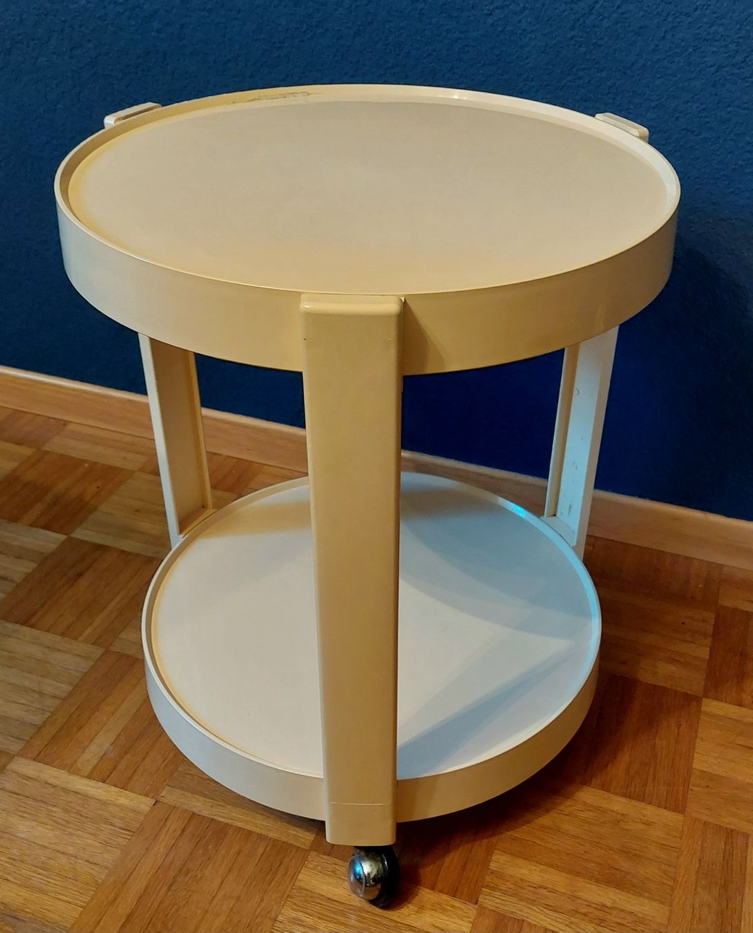 Tische: Space Age 70er Jahre Beistelltisch – Gebraucht aus Thun von nad_x8nk