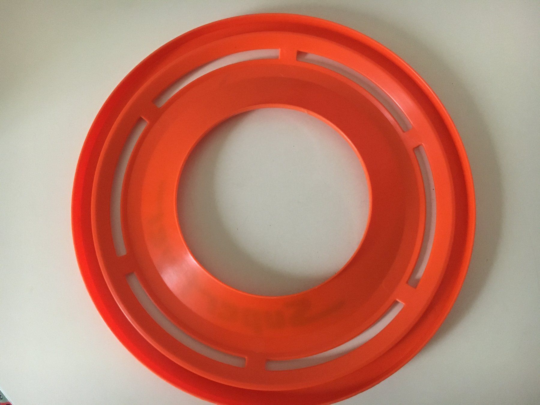 Giocattoli: grosser oranger Frisbi Super Flyer – Usato da Zürich venduto da Tivoli2 2