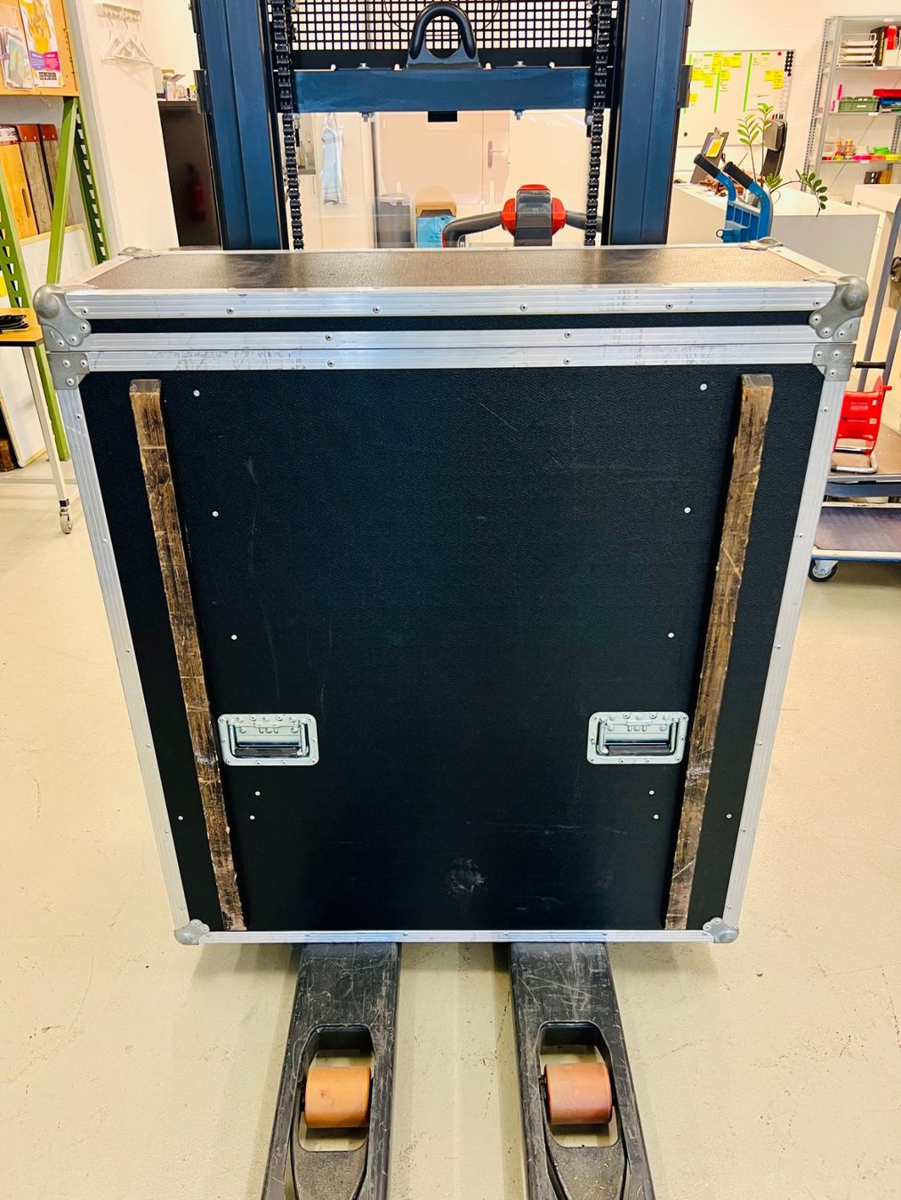Yamaha Console di mixaggio: Yamaha DM2000 V2 Digital Mixer inkl. Meter Bridge und Case – Usato da Dietikon venduto da ExaLightAndSound 8