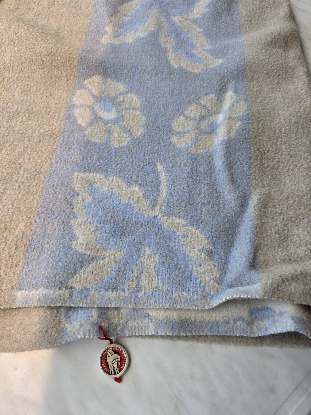 Decken: Wool Blanket Blue Beige Floral Pattern – Gebraucht aus Hinwil von Ehretstock8 1