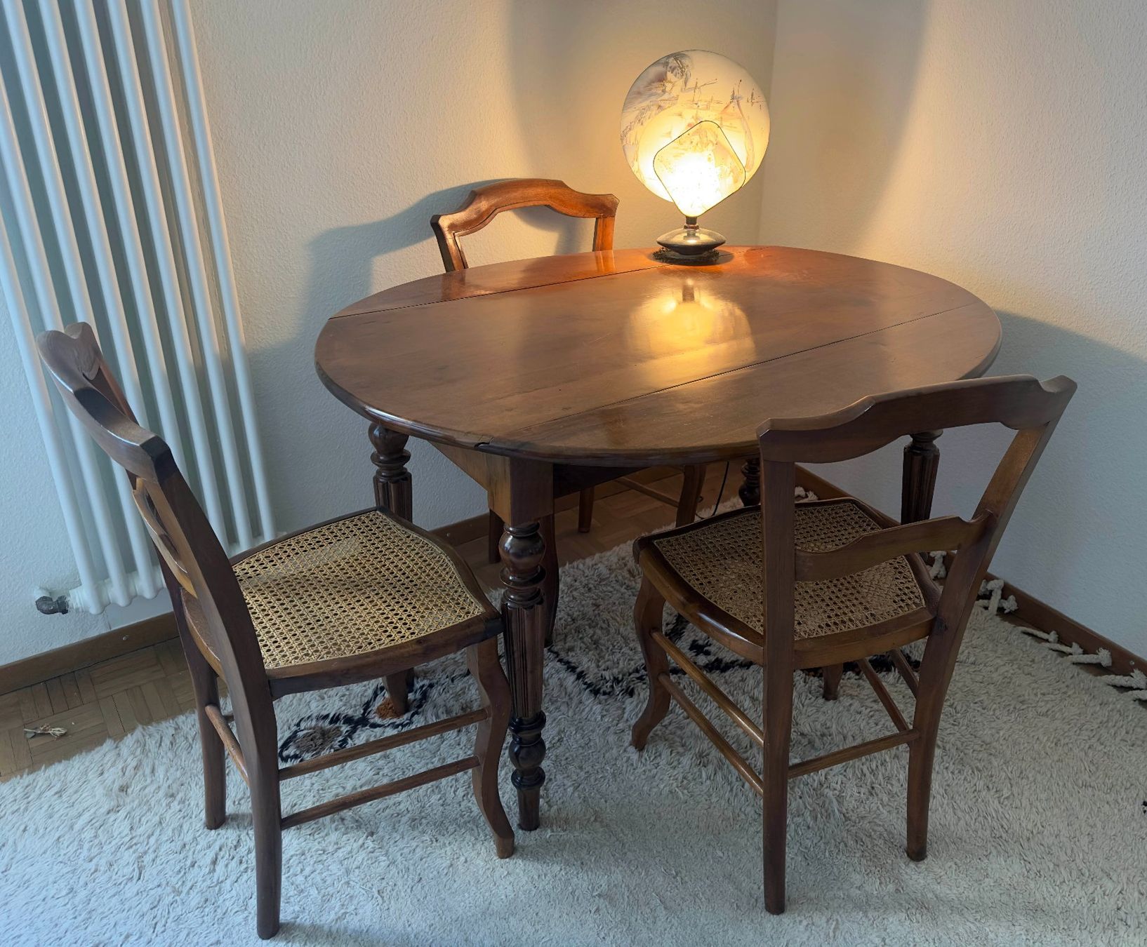 Set di tavolo e panche: Table demie-lune avec 4 chaises – Usato da Grancy venduto da Nikojardins 1
