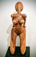 SKULPTUR KNIENDE FRAU/Edle Skulptur in Holz auf Granitplatte