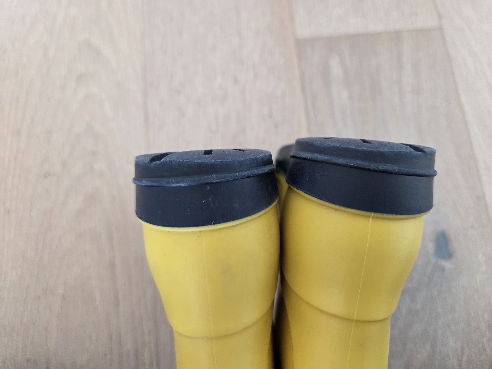Scarpe per ragazzi: Gelbe Gummistiefel Gr. 25, gebraucht – Usato da Hinwil venduto da Jessica13 2