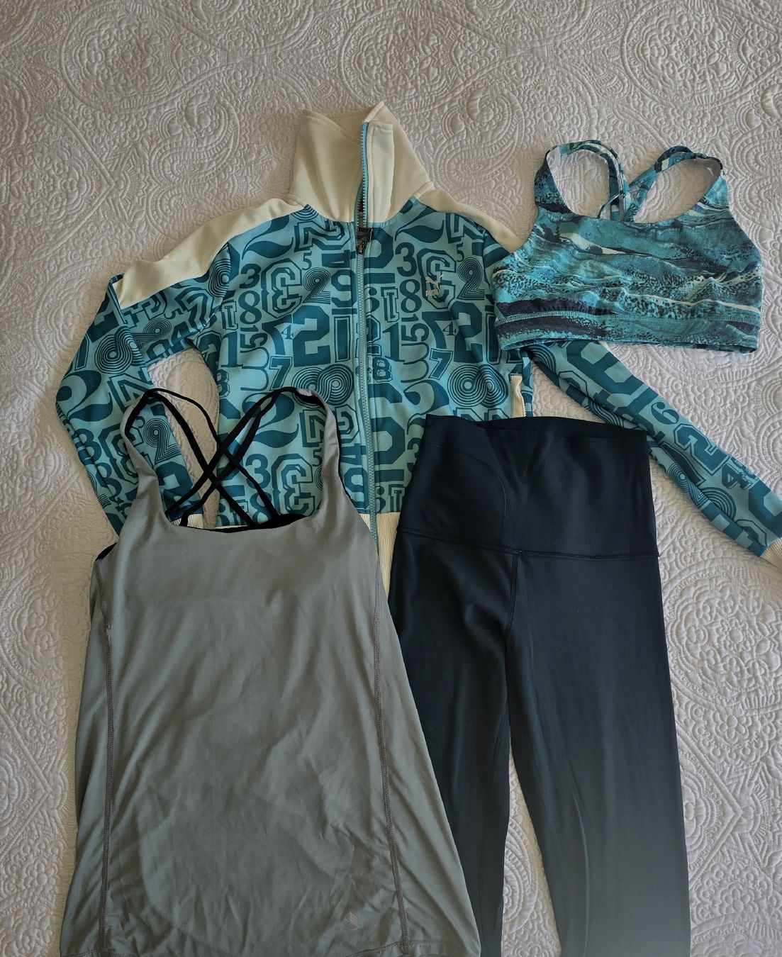 Puma Lotti di vestiti: Yoga Set, Lululemon und Puma – Usato da Zollikon venduto da C.fromParis