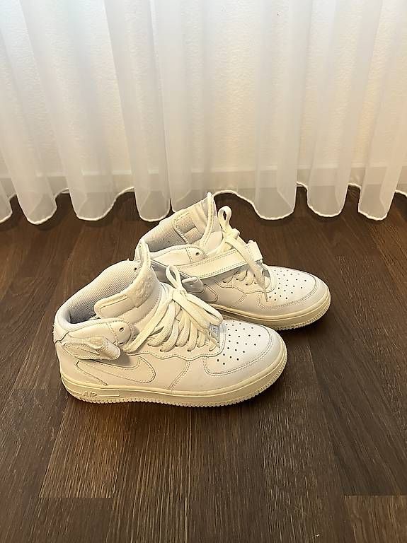 Chaussures femmes: Nike Schuhe Grösse 37,5 – D'occasion à Bettlach par Swiss-2016