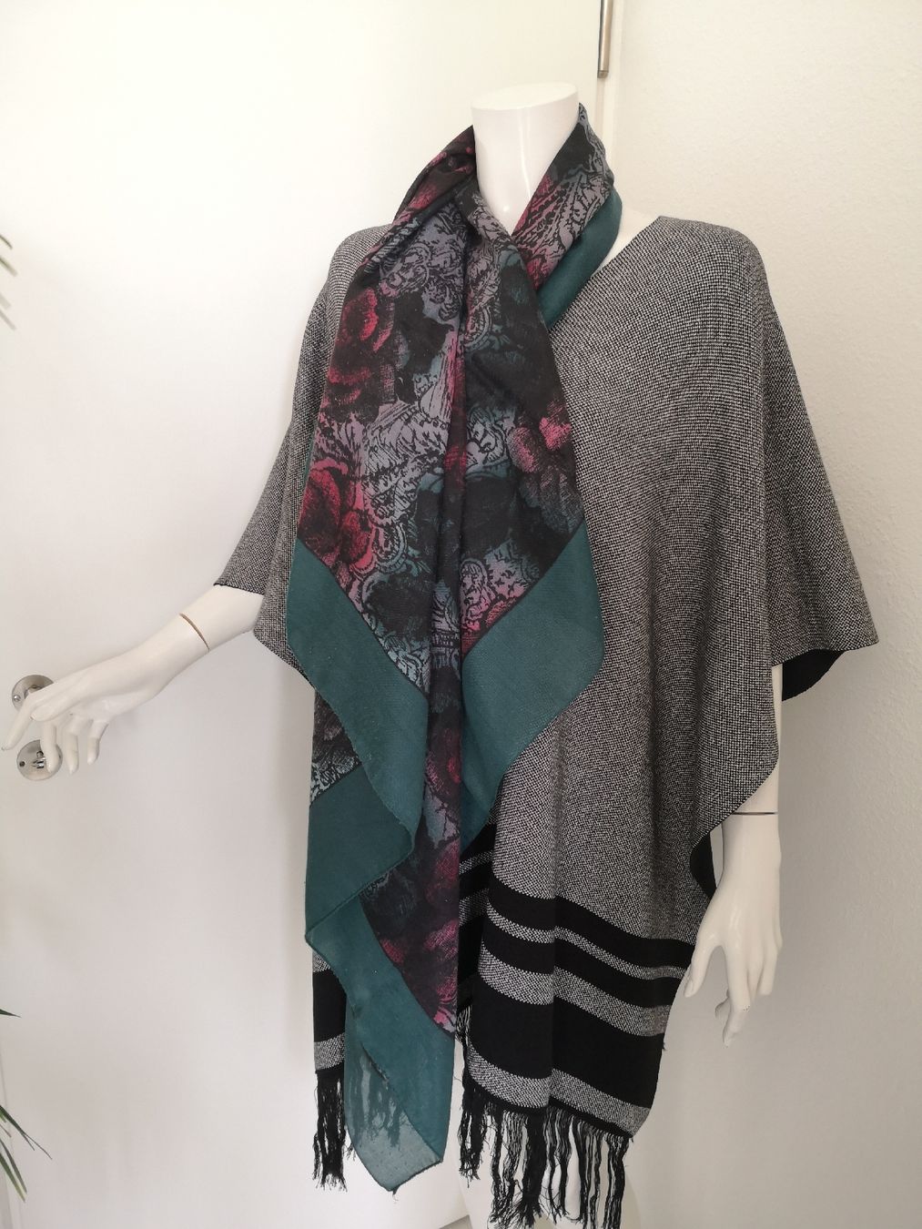 Foulard & Sciarpe: 🤩SCHAL GRüN MIT BLUMENMUSTER ROT – Usato da Olten venduto da Naja-Twins-Twins 4