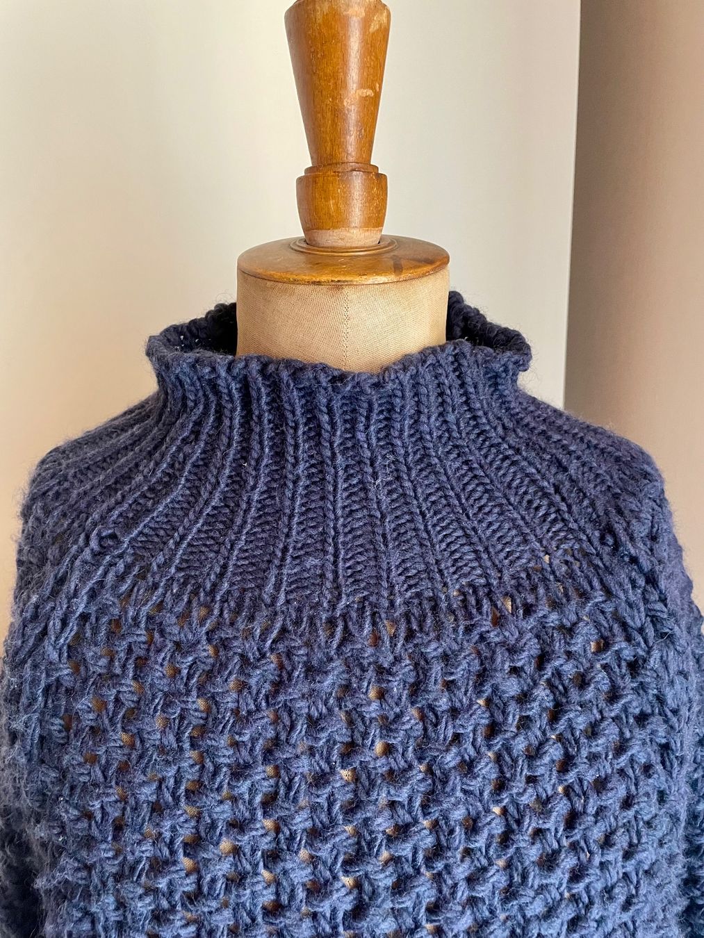 Maglioni & Felpe: Damen Strickpullover Marta dunkelblau One Size – Usato da Oberwil BL venduto da another-day-of-sun 1