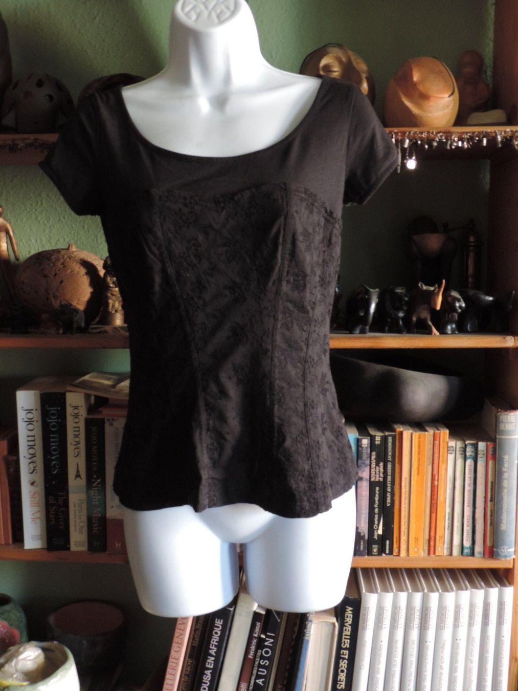 T-shirt: t-shirt noir aéré – Usato da Genève venduto da Axelle333 1