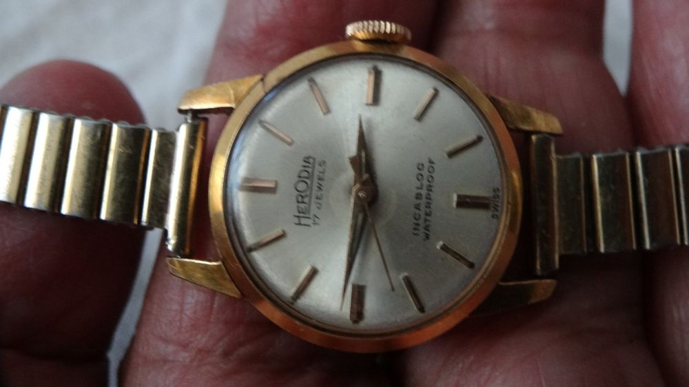 Montres: HERODIA  KLEINE DAMEN UHR .HANDAUFZEUG.17J.LAUFT-- – D'occasion à zürich par ahmad01 9