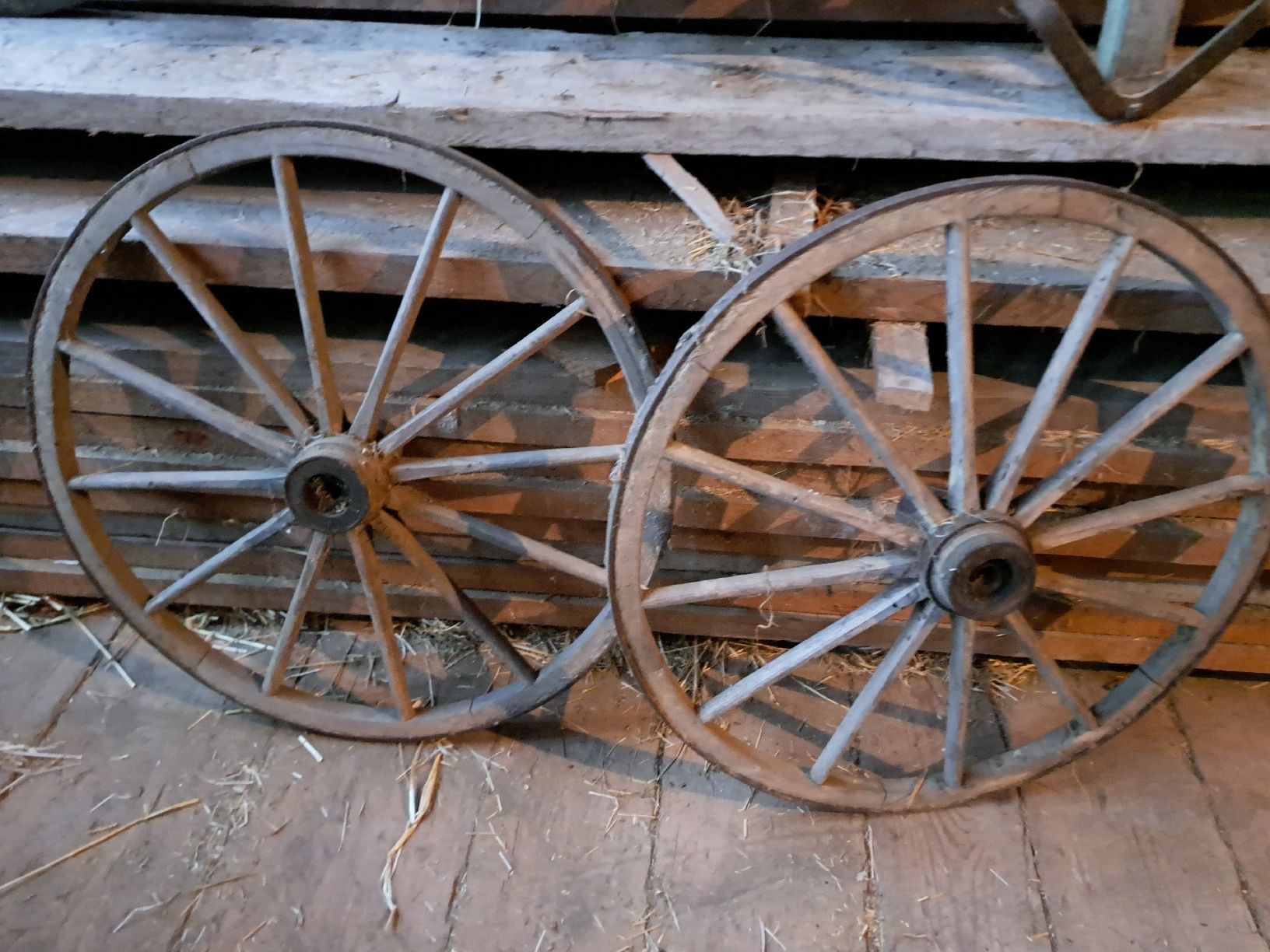 Pneus & Kompletträder: 2 Antike Wagenräder, Deko Gartenräder, Durchmesser 75 – Gebraucht aus Ottenbach von