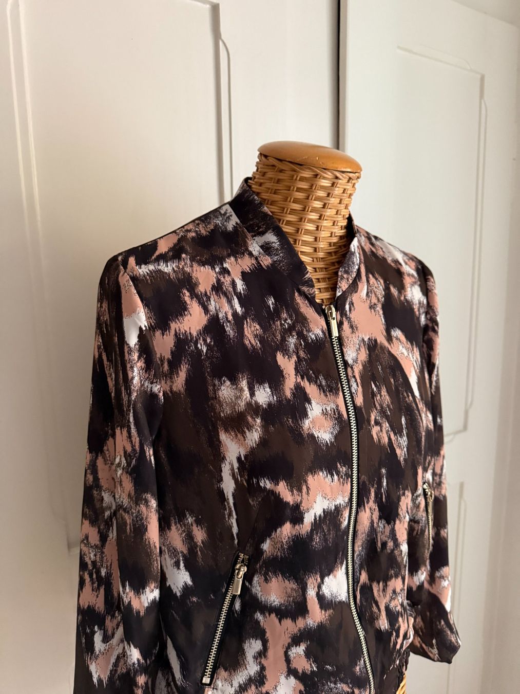 H&M Vestes: Bomberjacke gemustert leicht 34 – D'occasion à Zürich par Diazaio 1