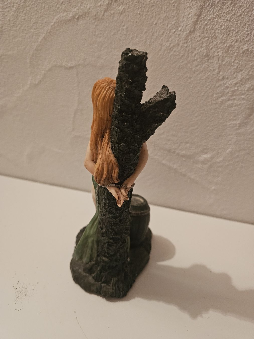 Figuren: Dekorative Frauenfigur an einen Baum gebunden – Gebraucht aus Meisterschwanden von Luluku 3