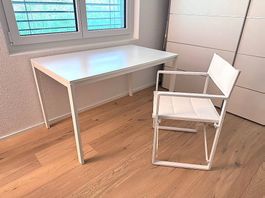 Weisser IKEA Tisch mit weissem Stuhl